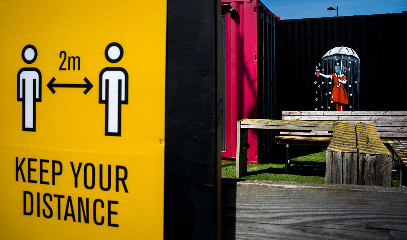 Keep 2m apart - social disatncing image Leica Sample