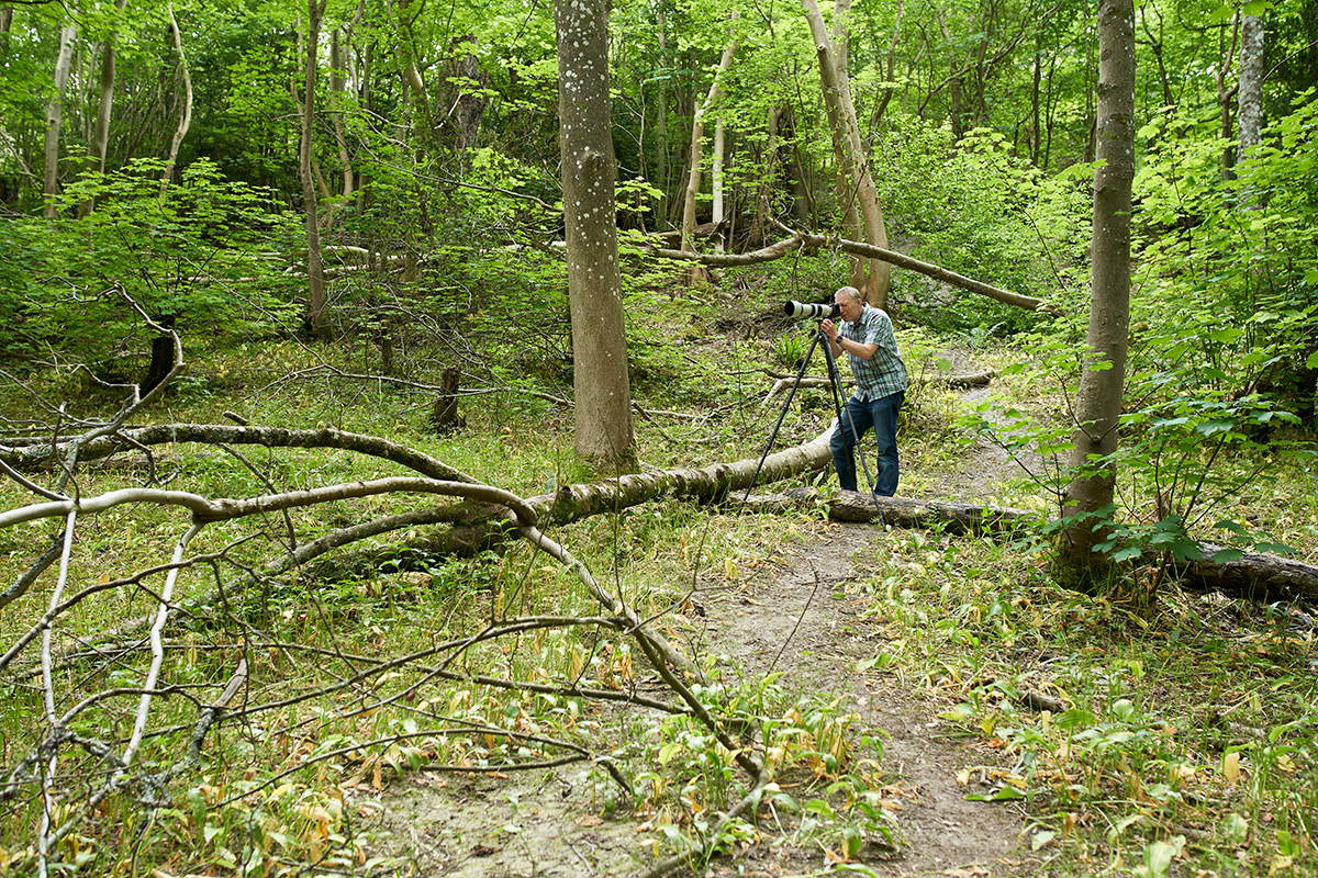 5 leg sections fully extended with 6-foot photographer
