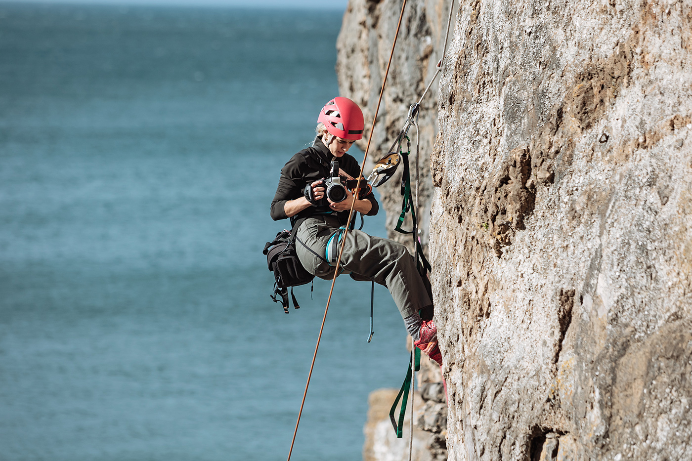 Handheld recoridng with the cinema camera while climbing cliff