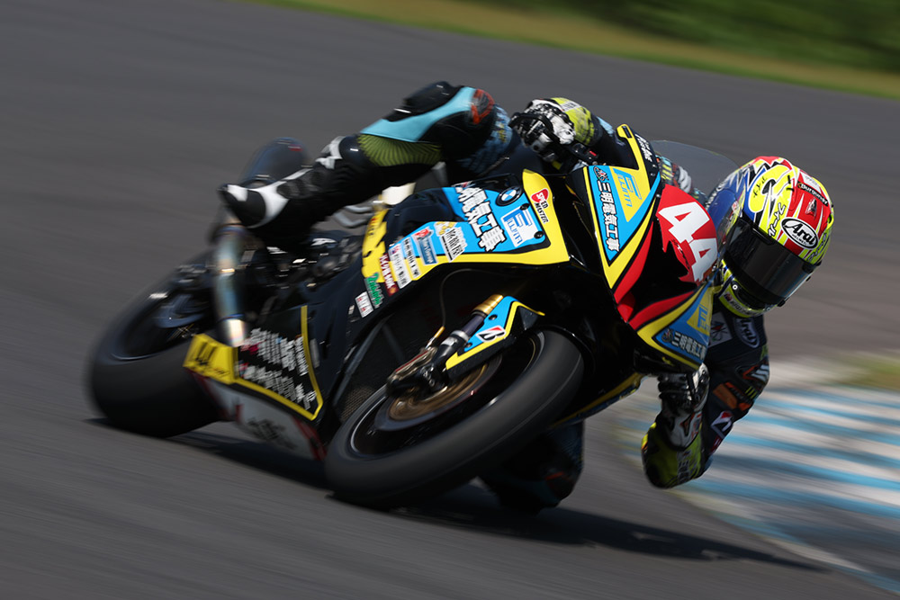 New motot racing subject tracking with helmet recognition