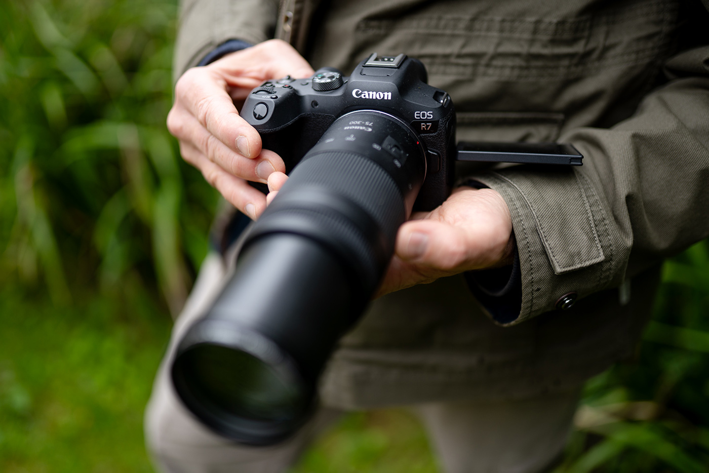 Zoom lens extending when zooming