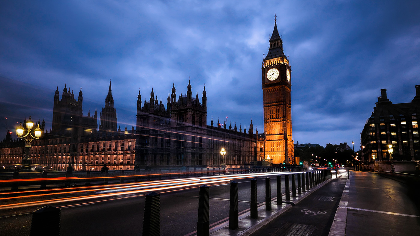 Sample image 03 Low light London light trails @20mm equivalent. Camera settings: 4.0 sec. f/2.0. ISO 200 (no flash)