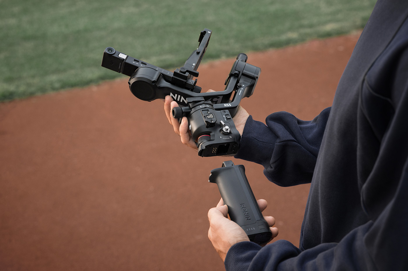 Mounting the grip to the main body