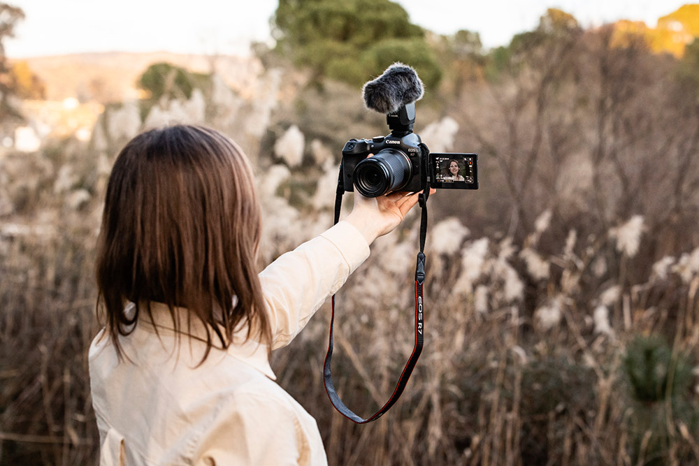 Canon EOS R7 flip screen for vlogging