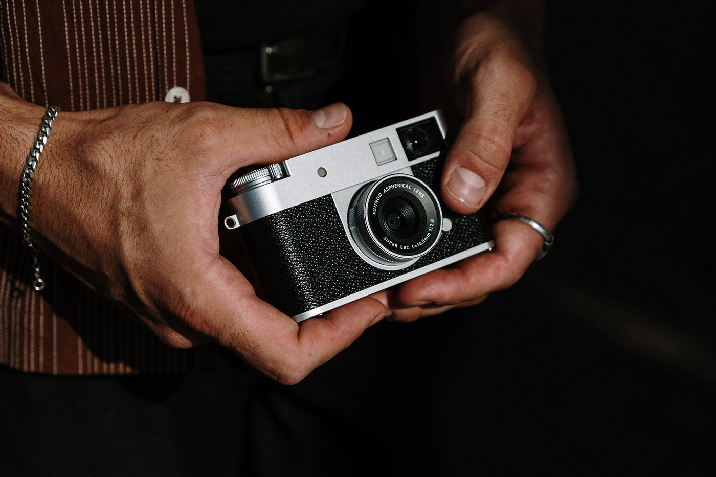 Small camera body in the hand