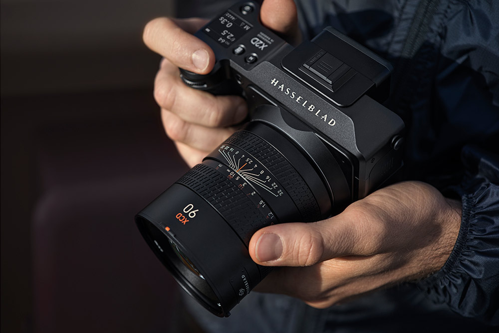 Erganomics in the hand with the X2D 100C medium format camera