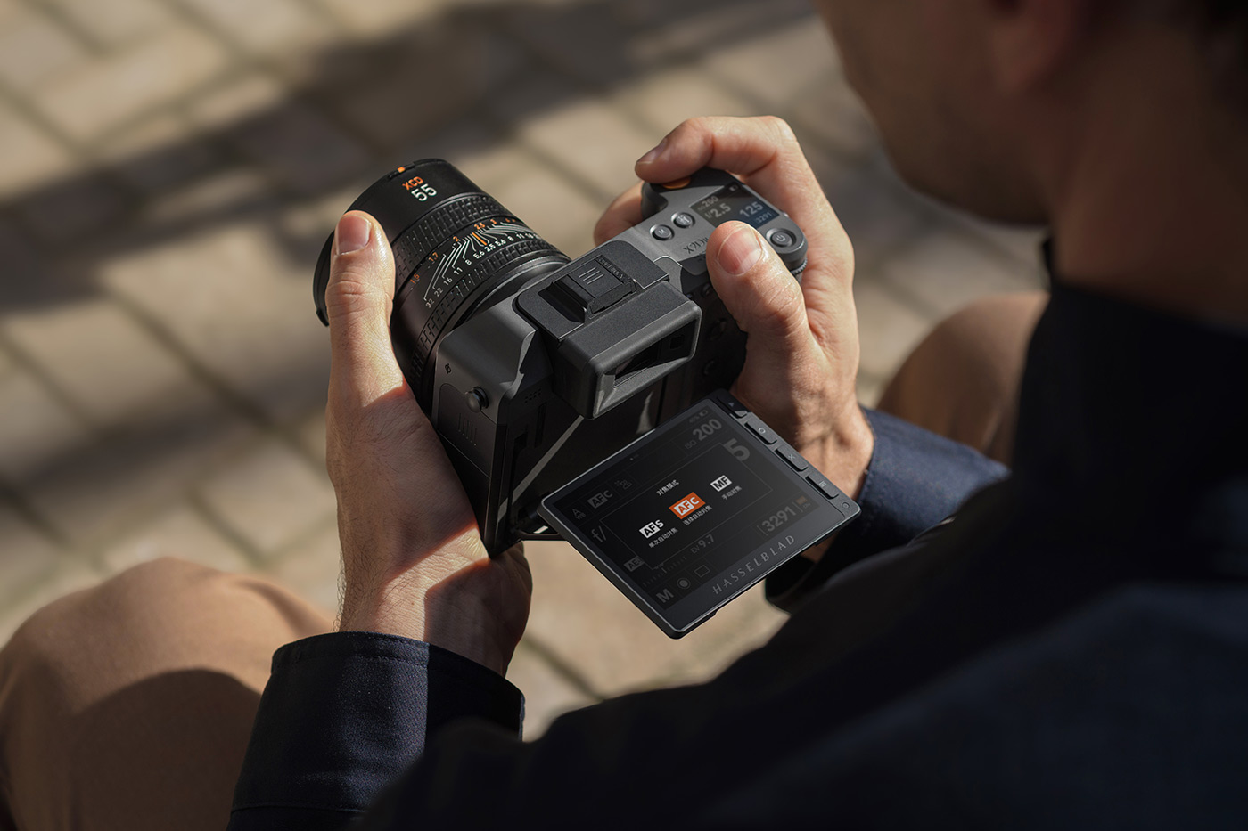 Handholding the new camera with AF-C mode on the LCD display