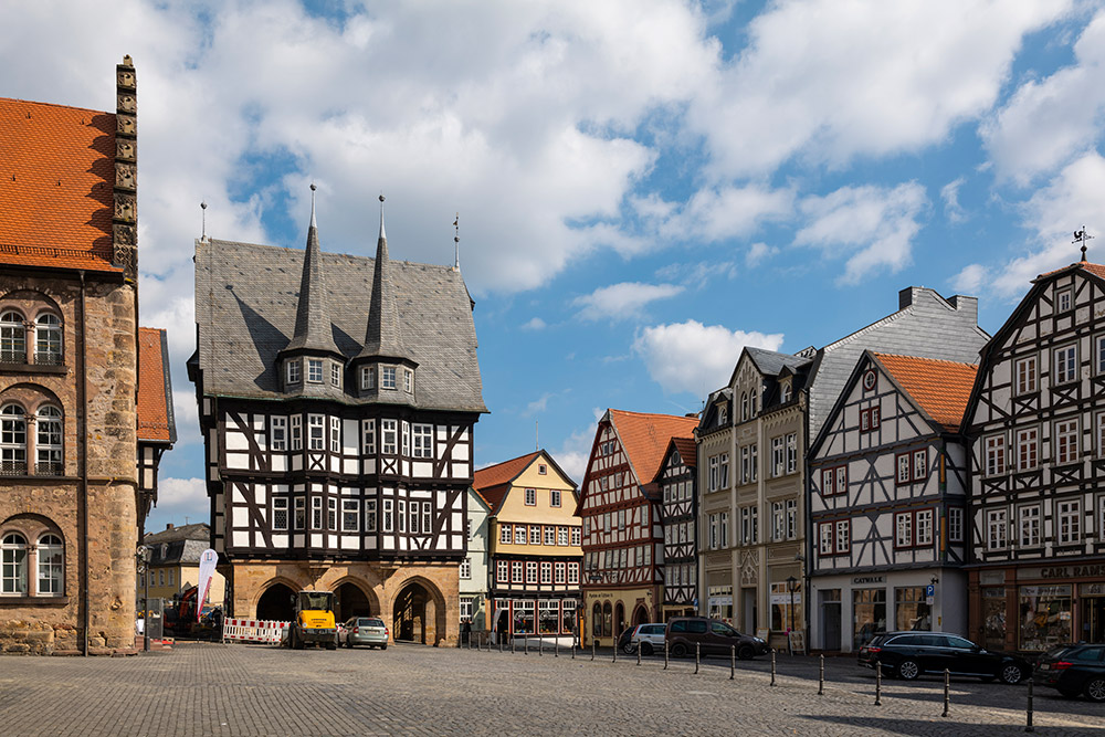 Full street scene at 28mm wide angle