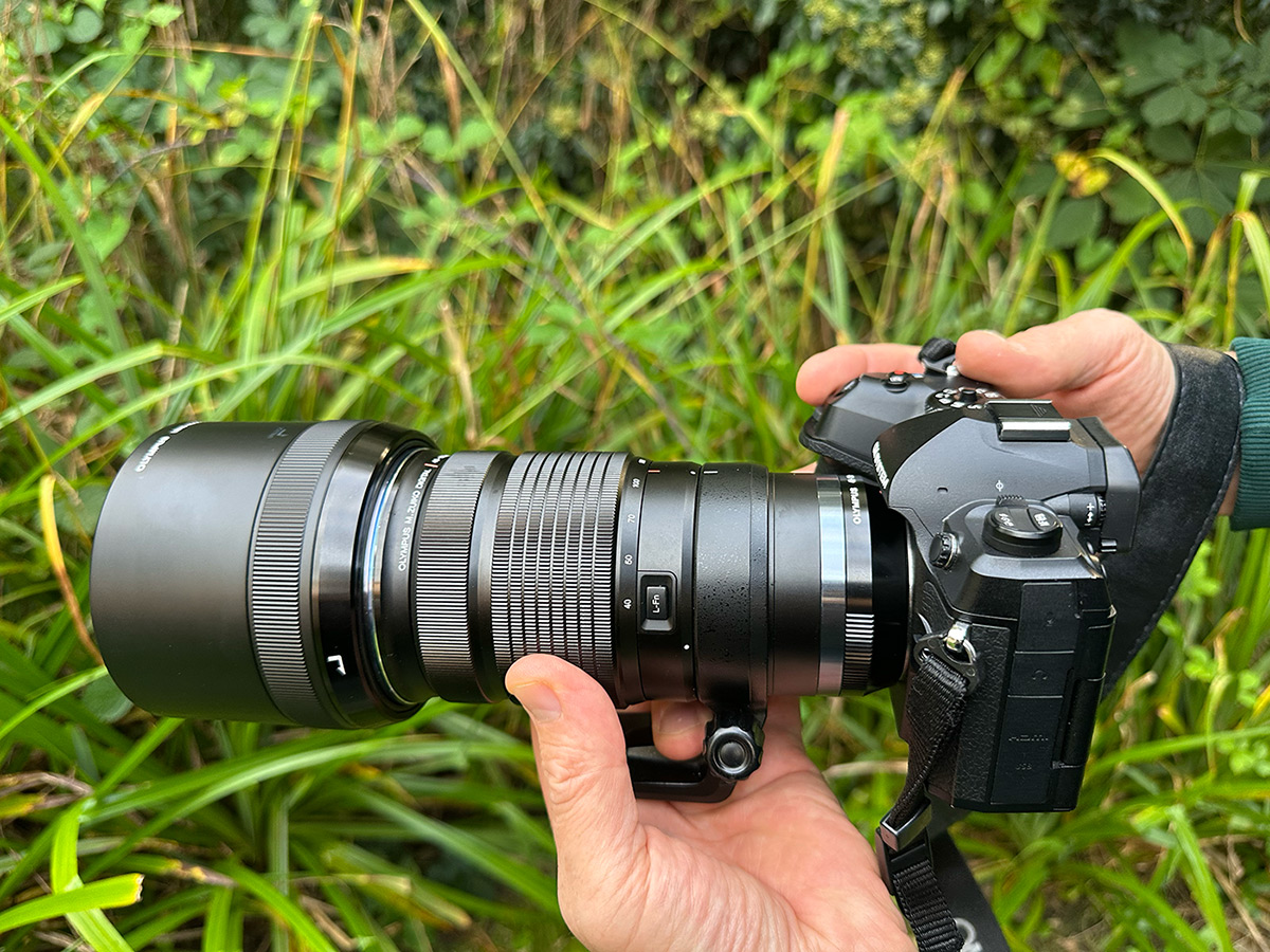 Handholding lens with cap extended