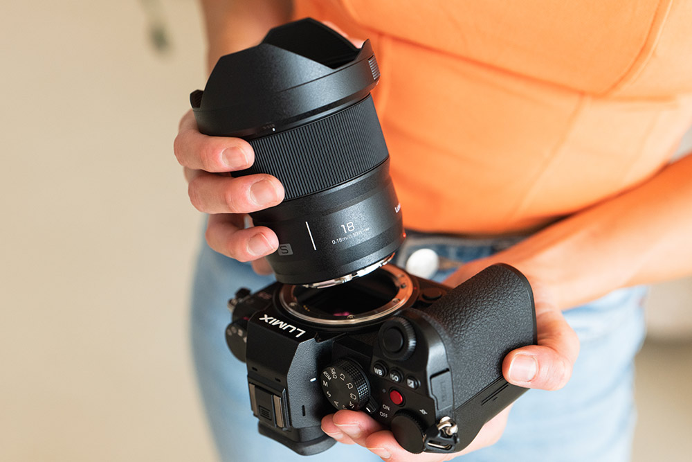 Mounting the lens onto a Lumix camera