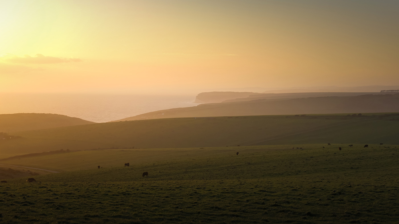 Sample 03 evening shot @28mm (76mm in full-frame equivalent). Camera settings: 1/400 sec. f/4.8. ISO 200