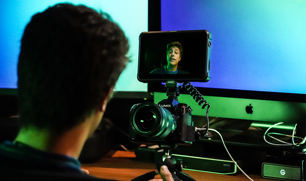 Vlogging piece to camera with Shinobi 7