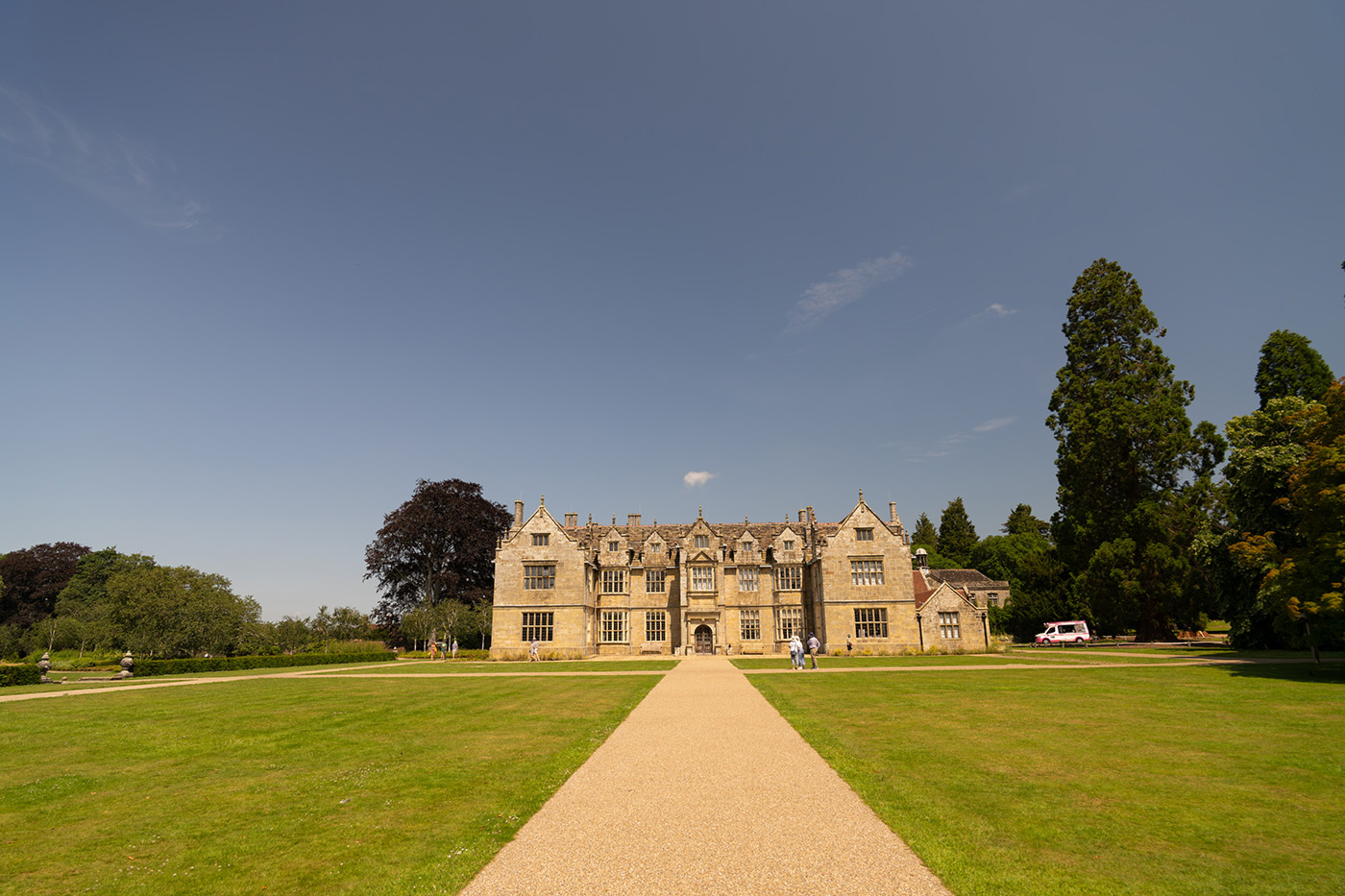 Sample 04 Ultra-wide example with stately home @20mm Camera settings: 1/320 sec. f/6.3. ISO 100