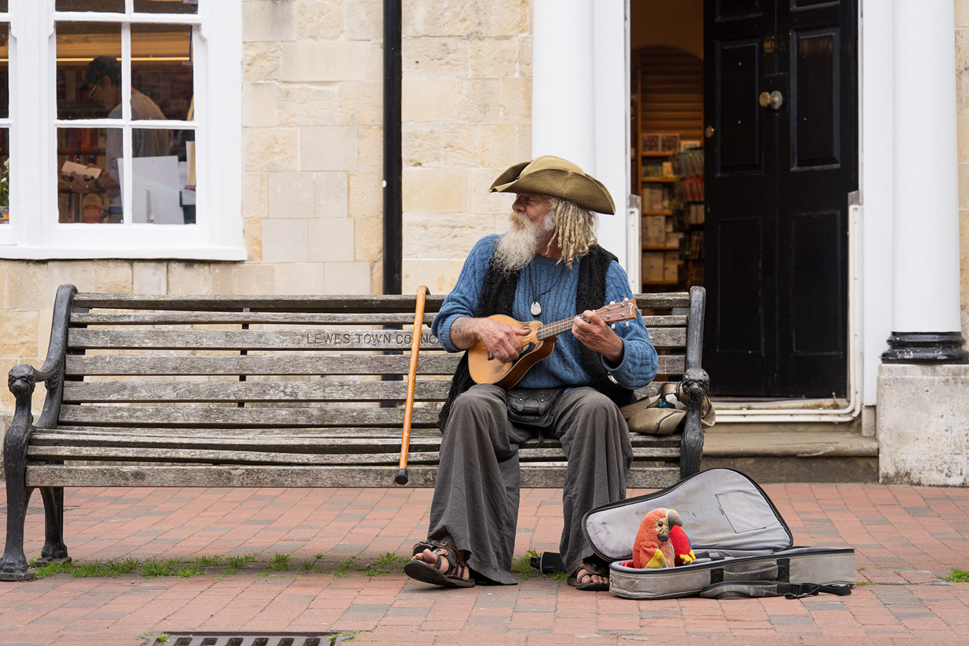 Sample 08 Street performer @104mm Camera settings: 1/250 sec. f/6.3. ISO 250