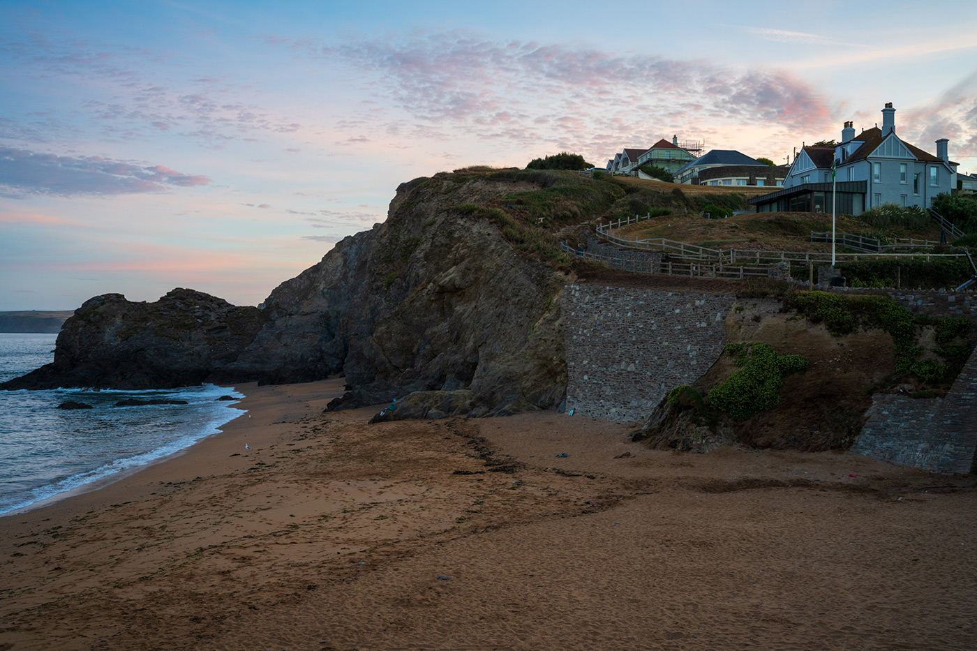 Sample 03 Coastal landscape at sunrise. Natural colours and contrast. Camera settings: 1/60 sec. f/4.5. ISO 500
