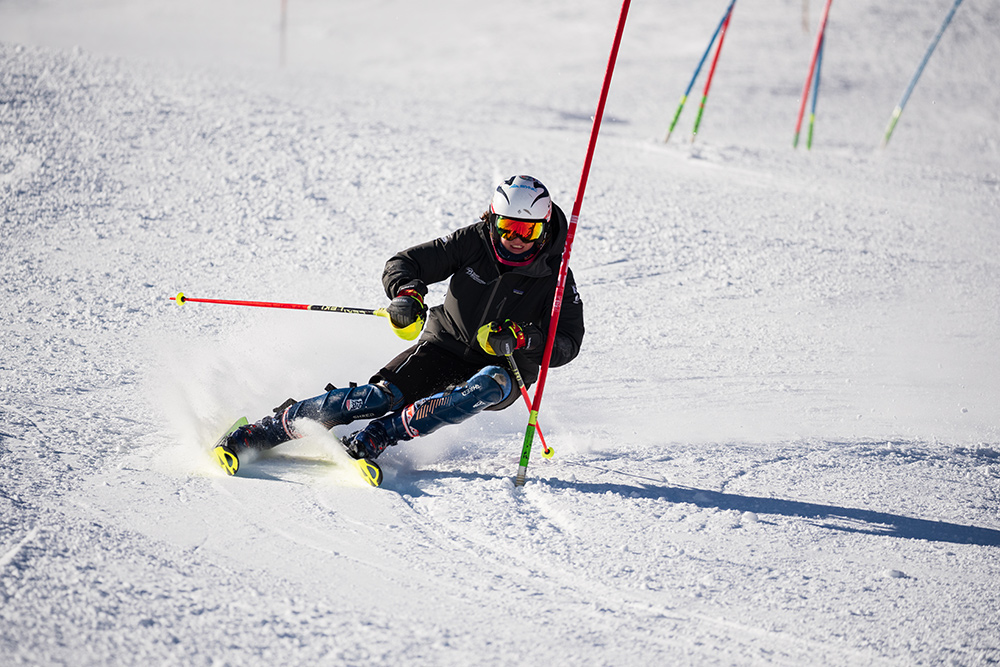 Sample image skiing slalom with Sports lens for mirrorless cameras