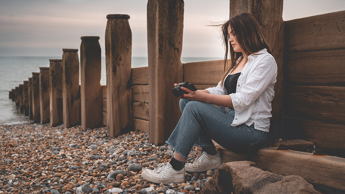 Sony FE 40mm f/2.5 G Lens sample portrait outdoors