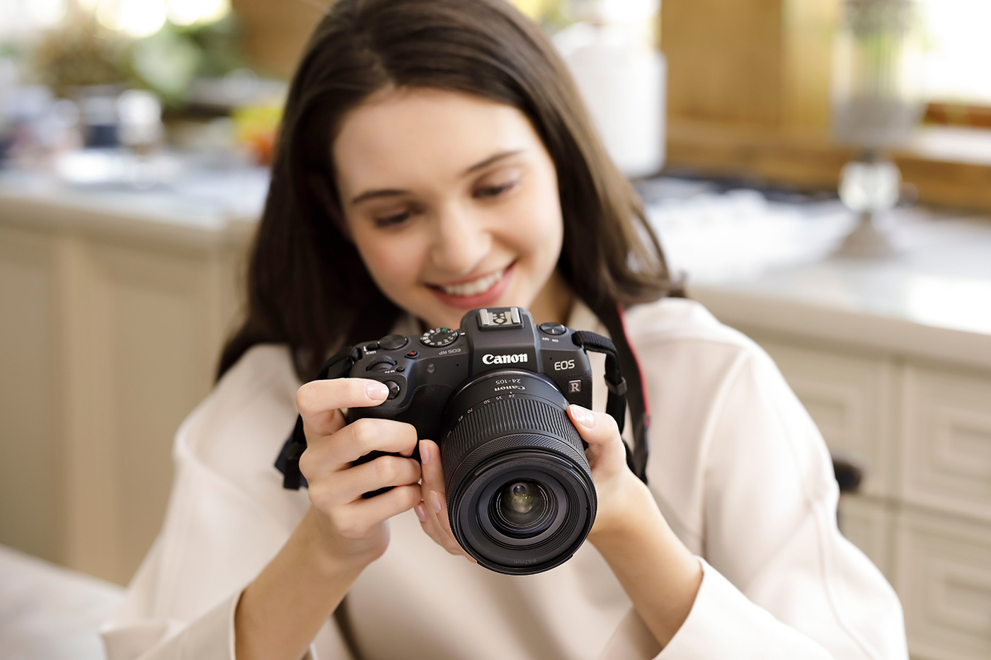 Holidng a mirrorless camera