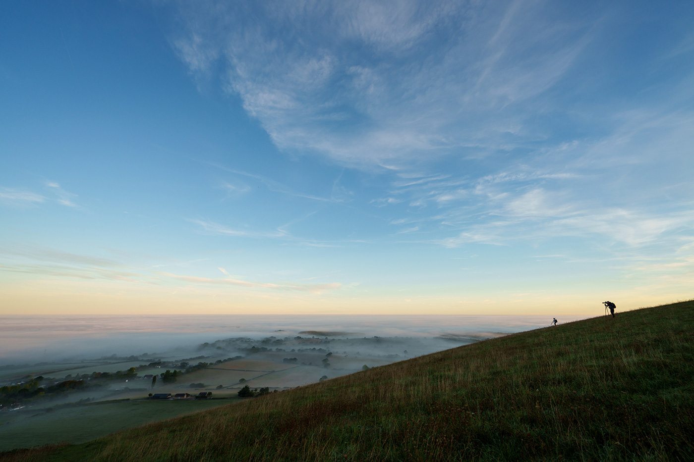 Sample 03 Landscape photographers at dawn in the weald at 15mm. Camera settings: 1/250 sec. f/6.3. ISO 160.