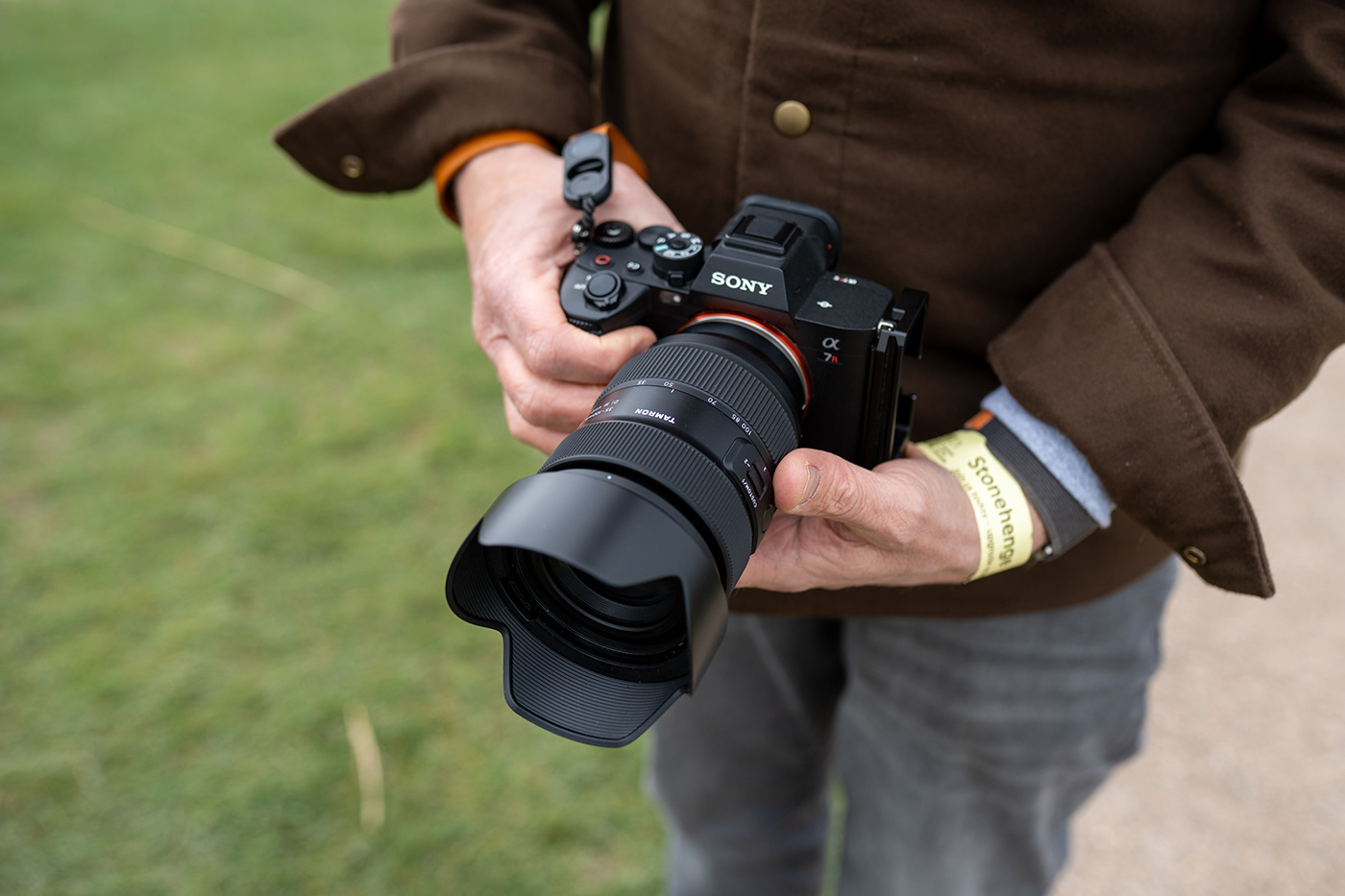 Controls and how the lens handles on a Sony body