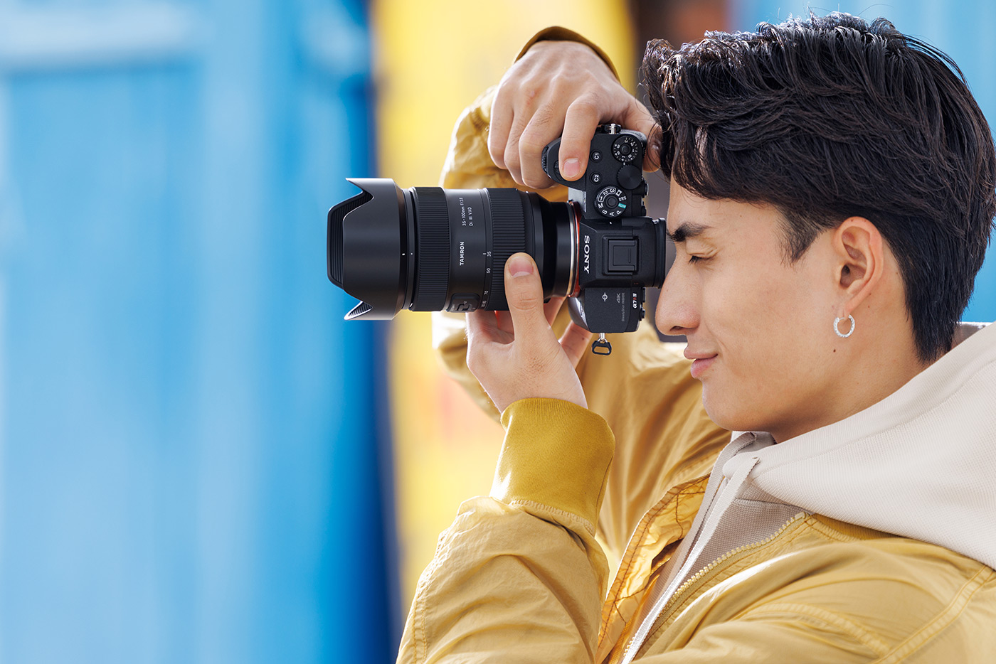 Lifestyle photo handling the lens