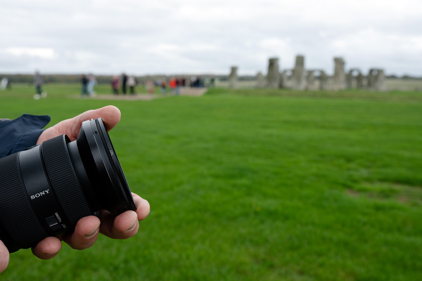 Adjusting the CPL filter from Urth at Stone Henge!