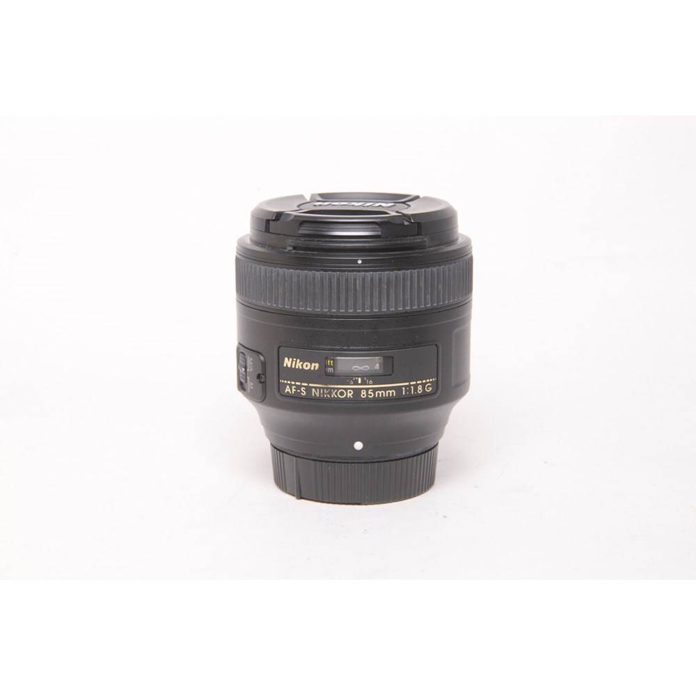 nikon 85mm 1.8 lens hood