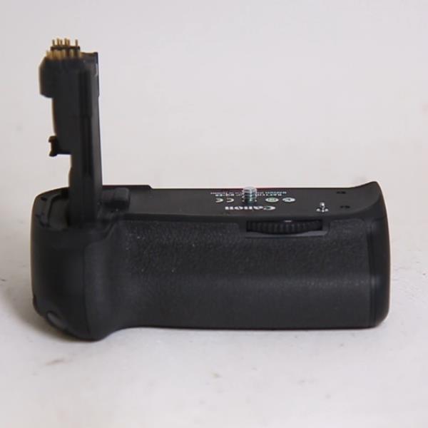 Used Canon BG-E9 Battery Grip for EOS 60D