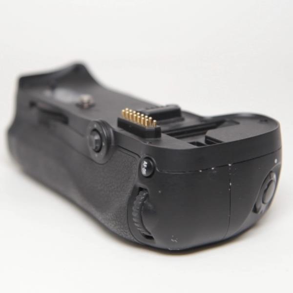 Used Nikon MB-D10 MBD10 Multi-Function Battery Pack for D300/ D700