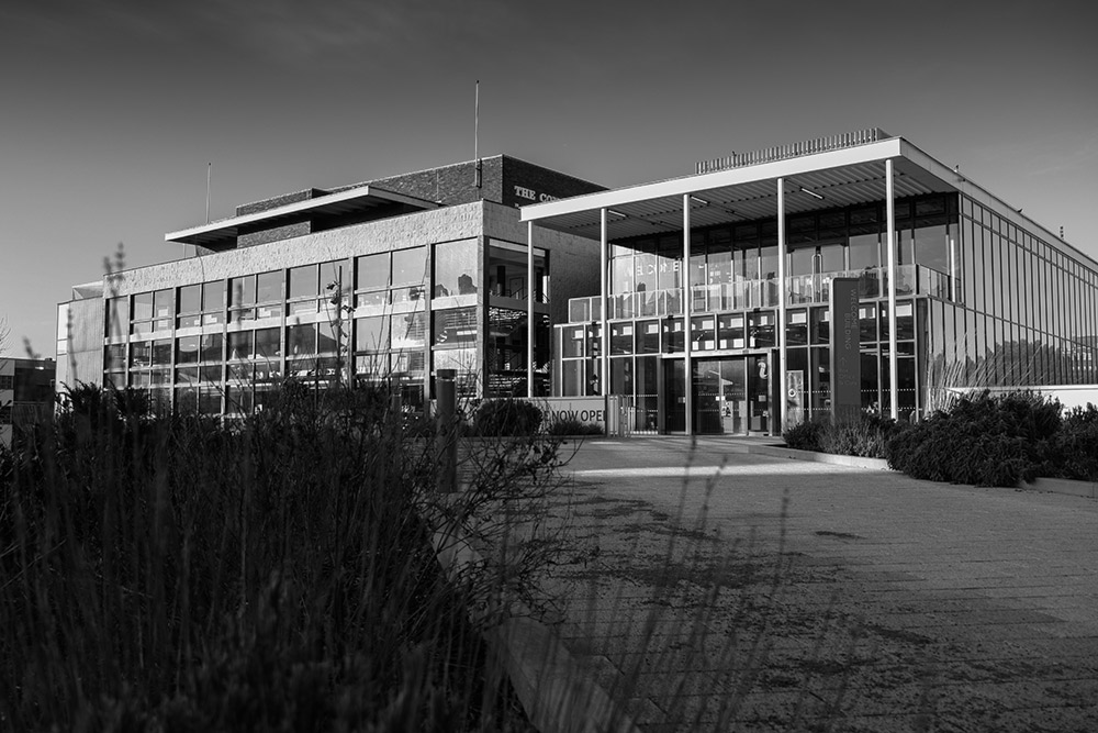 canon-eos-r50-RF-S-18-45mm-lens-01