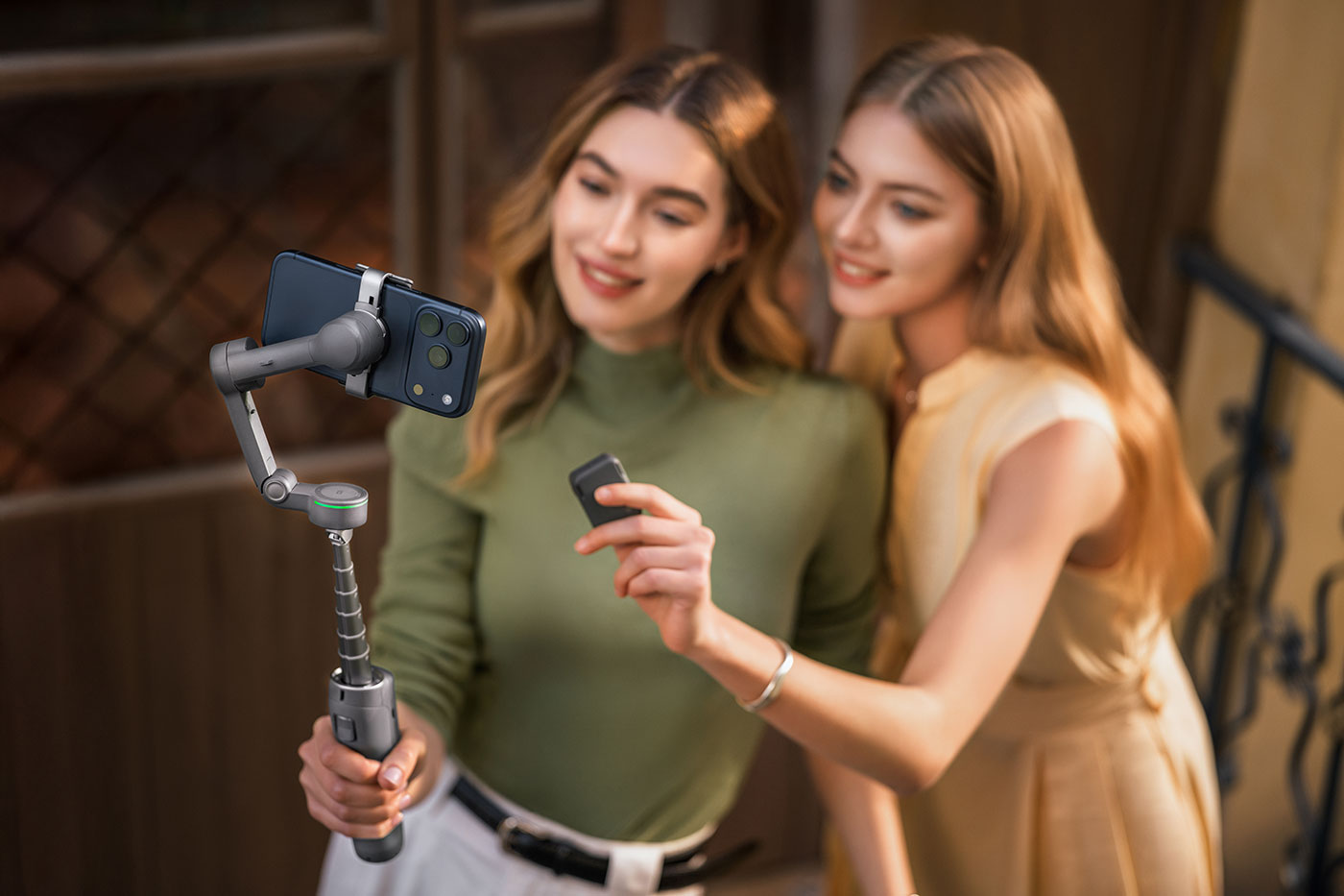 dji-osmo-mobile-8p-lifestyle-02
