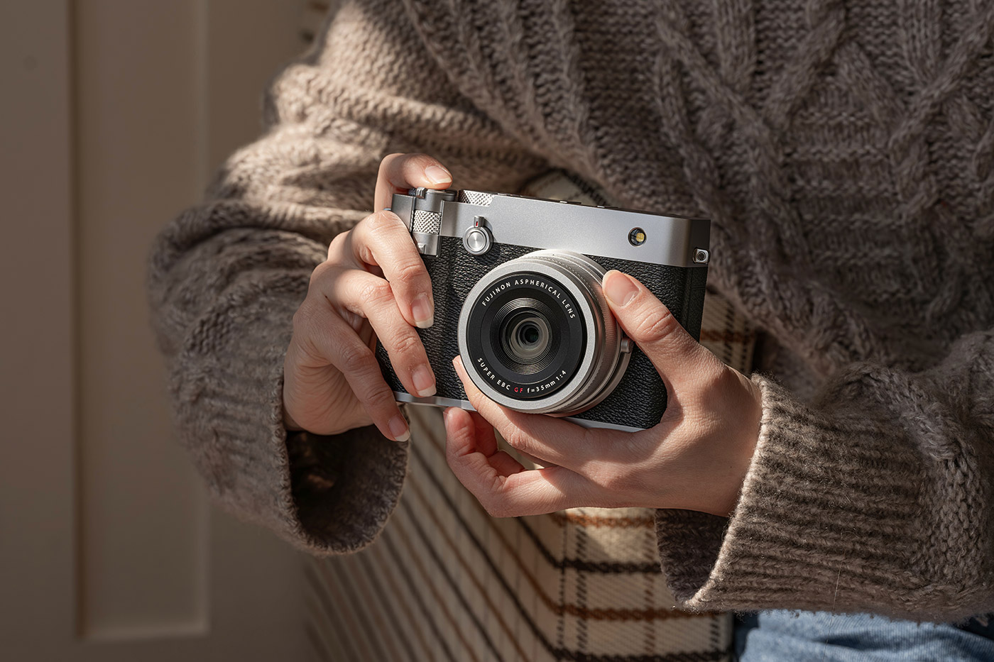silver-fujifilm-gfx100rf-04 silver-fujifilm-gfx100rf-04
